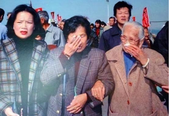 1949年社会局势还不稳定，施宫存夫妇急急忙忙地逃到台湾。由于行程过于匆忙，他们