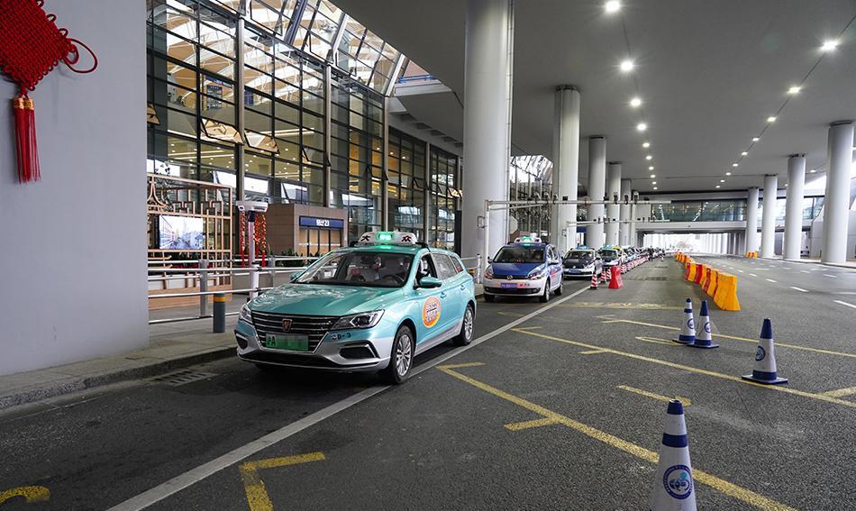 为什么大家现在宁愿等网约车，也不坐出租车？很简单，因为现在的出租车，已经彻底活成