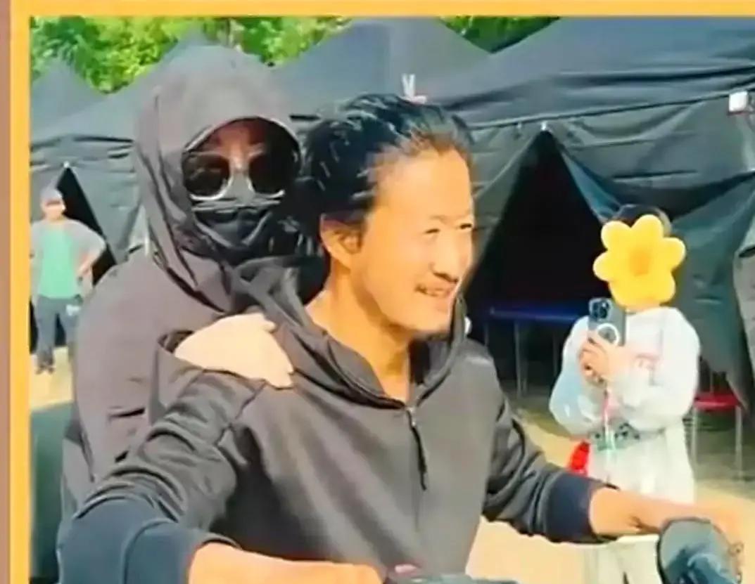 吴京和李连杰看完《镖人》粗剪直接拍桌子，说女主打戏像排练，没杀气。剧组当场决