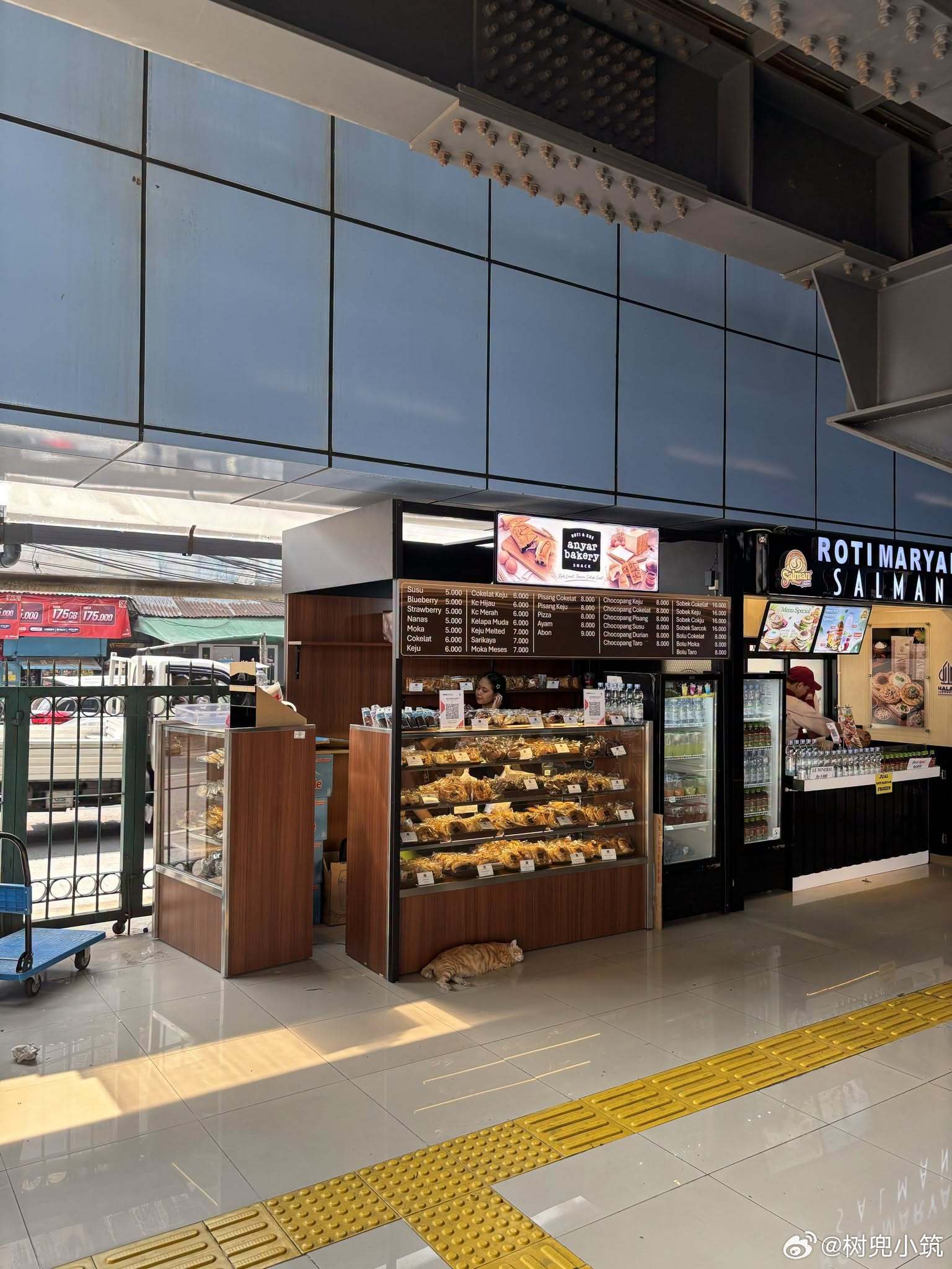 【有一包面包从货架上掉了下来】而且，店员似乎也完全不在乎那包掉在地上的面包…
