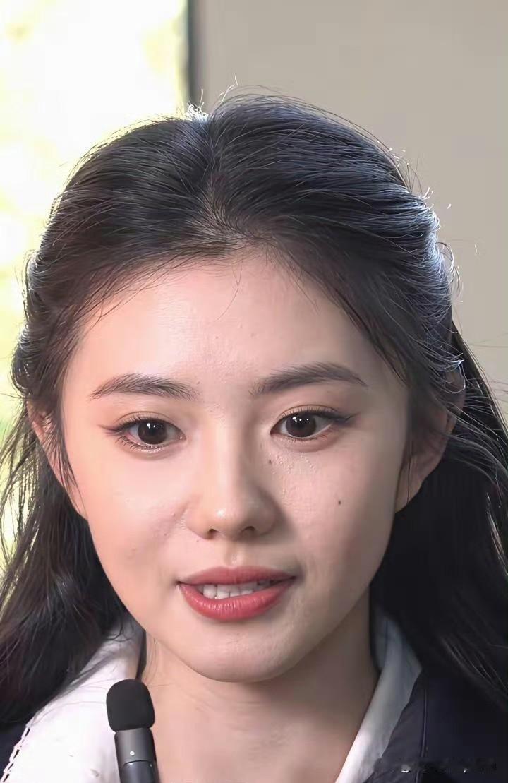 刘浩存这怼脸高清镜头颜值真的抗打好漂亮，皮肤也好！高清镜头下皮肤依然这么好，基