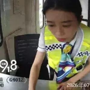 杭州最美高速女收费员王慧，1994年出生于浙江建德，今年32岁，2016年就开始