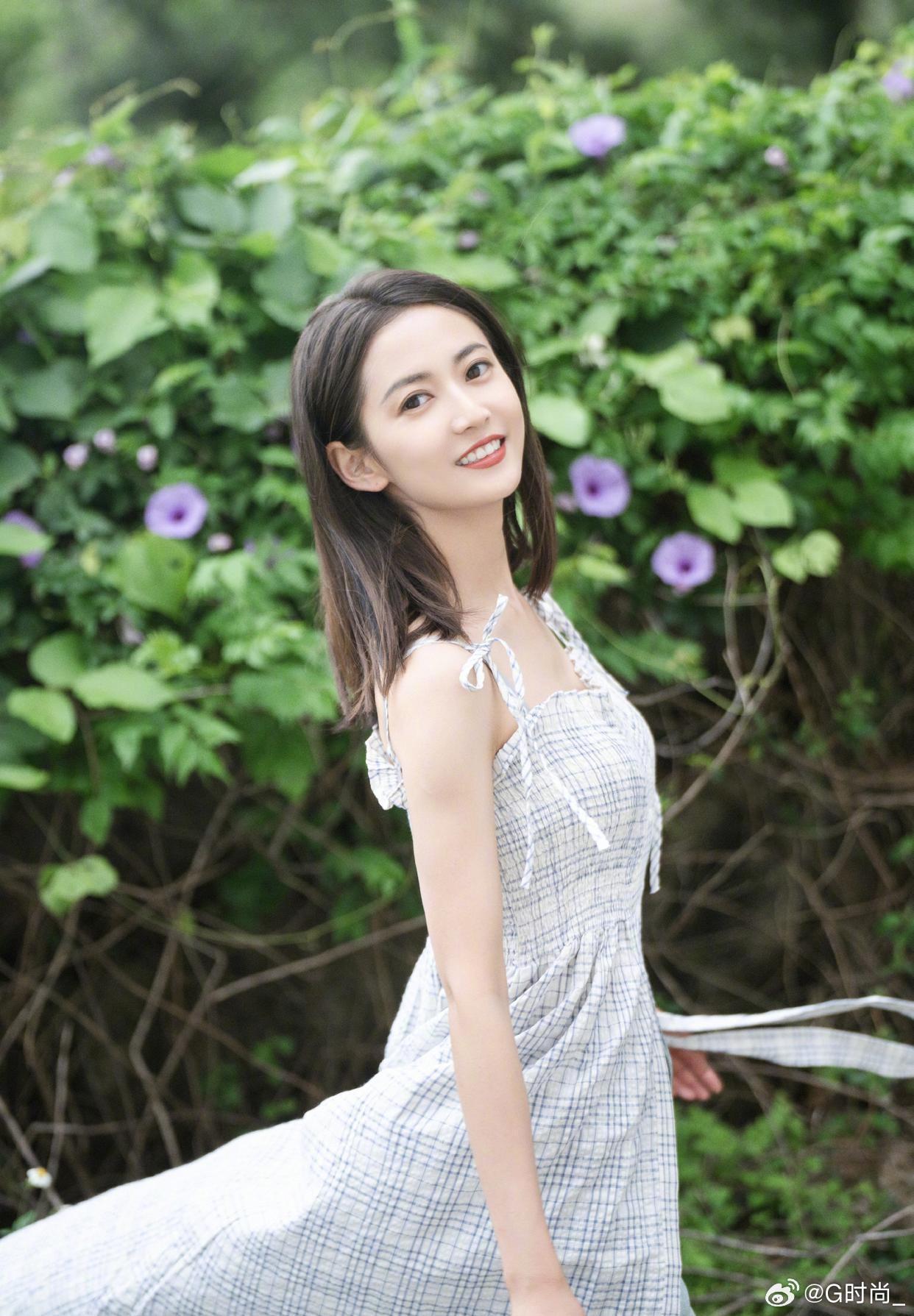 陈钰琪初夏小吊带穿搭清甜灵动，氛围感直接拉满！陈钰琪陈钰琪