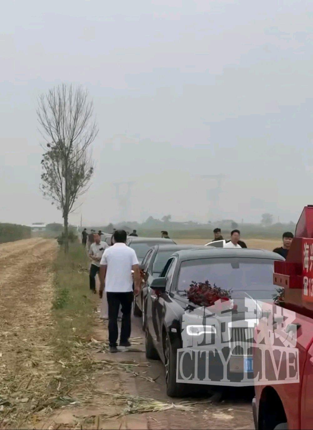 河北沧州这婚车被拦的视频刷出来的时候，我第一反应都看愣了。接亲车队好好走在村道