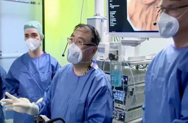 2012年，在一场国际联合手术中，中国医生的医术遭到质疑，手术被外国专家叫停。4