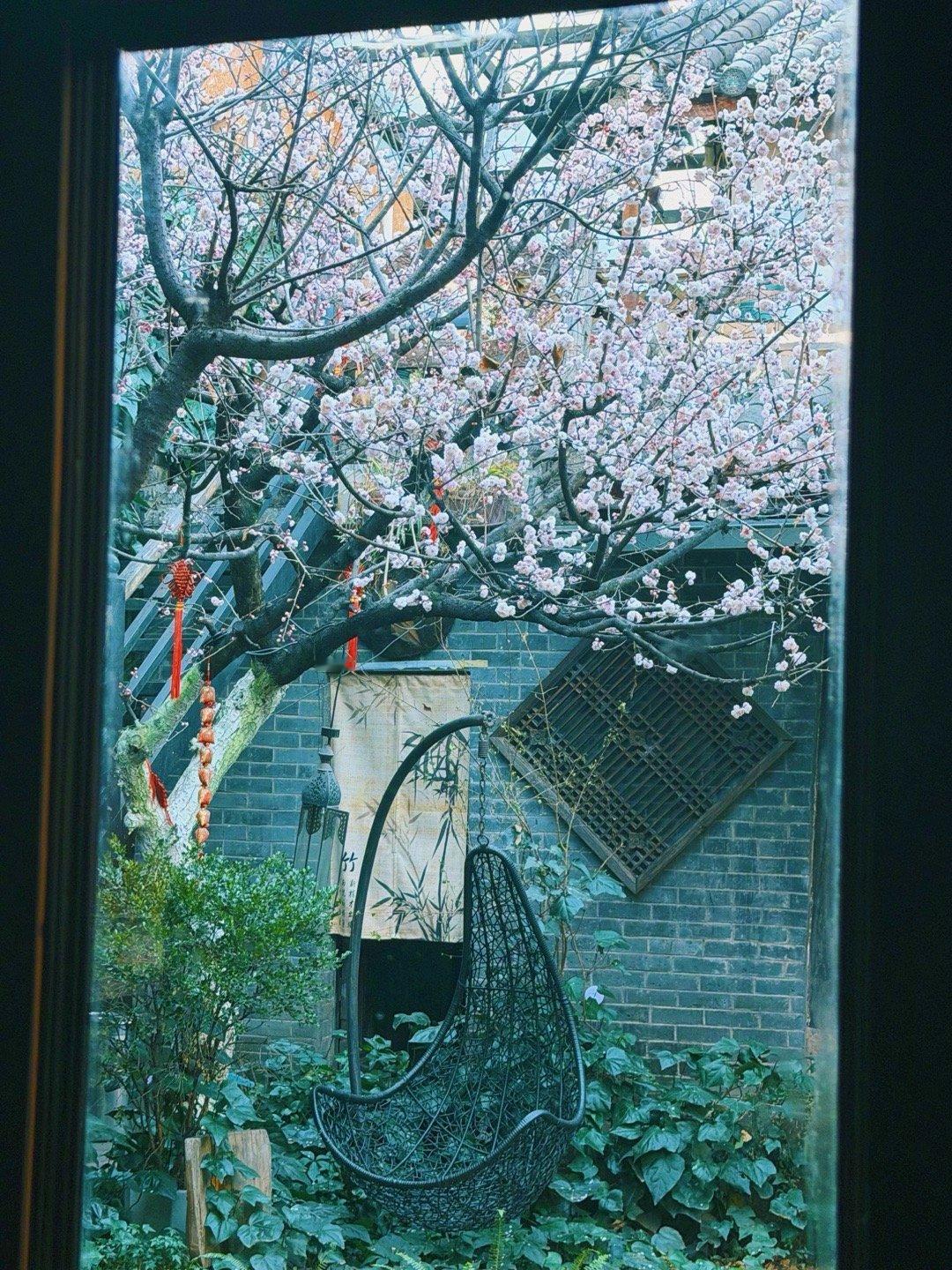 人生有一种困境是这样的：一个人更有钱了，更有权了，更有名了，也更有人陪伴了，但是