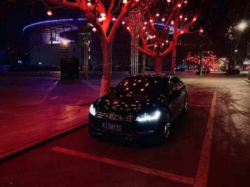 选迈腾、雅阁还是帕萨特，得看个人喜好。外观上，帕萨特玩“双面设计”，星空点阵年轻