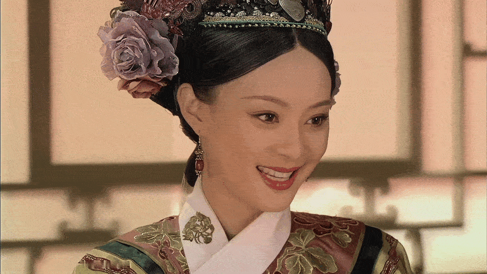一瓯春这段梦回甄嬛传妈呀，夫人房里那一摞摞抄的镇魂咒，镜头扫过去我后背发凉，