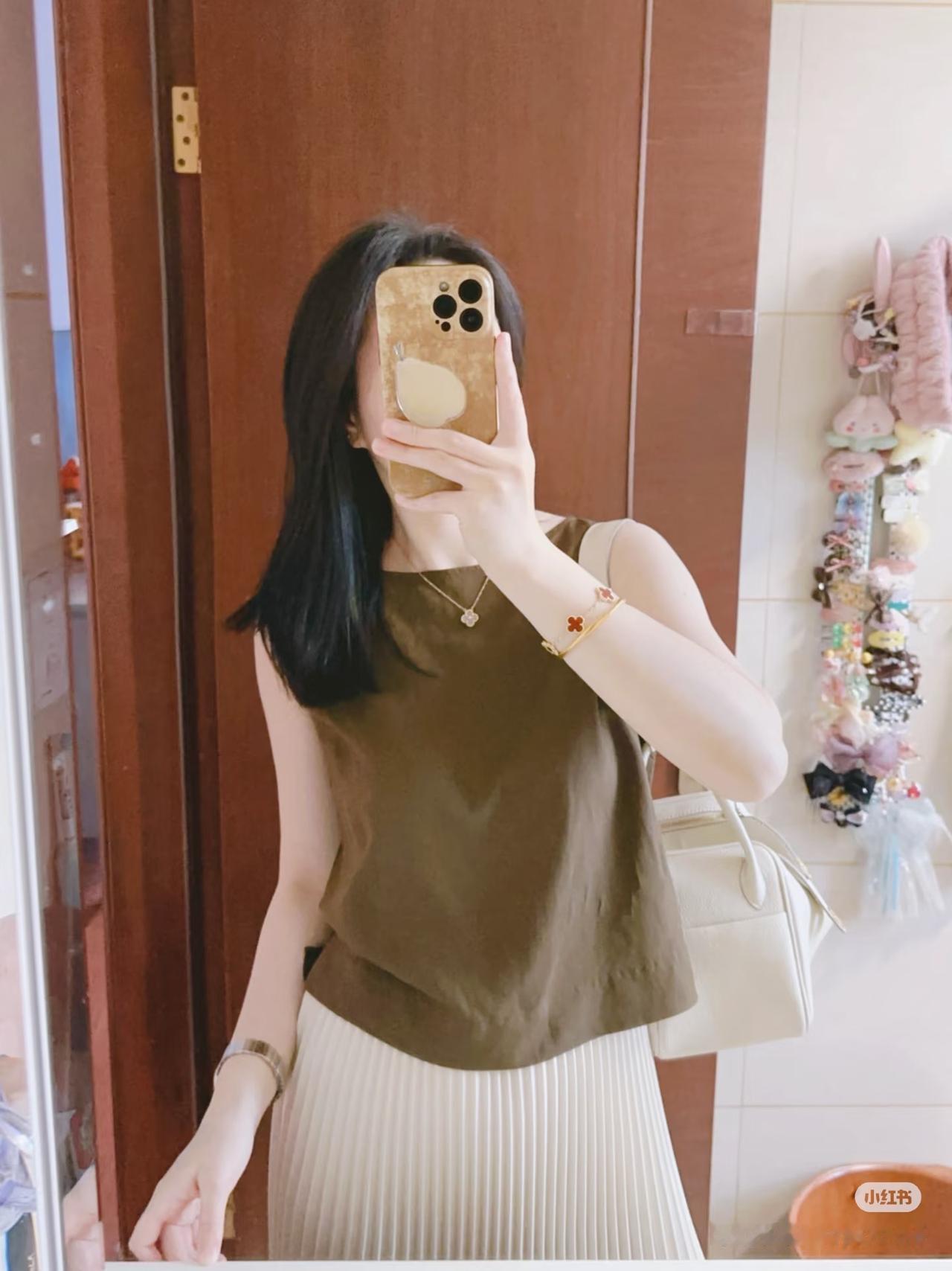 优衣库你有点太贵气了😇都去冲优衣库这件亚麻背心！！很显气质👍👍而且透