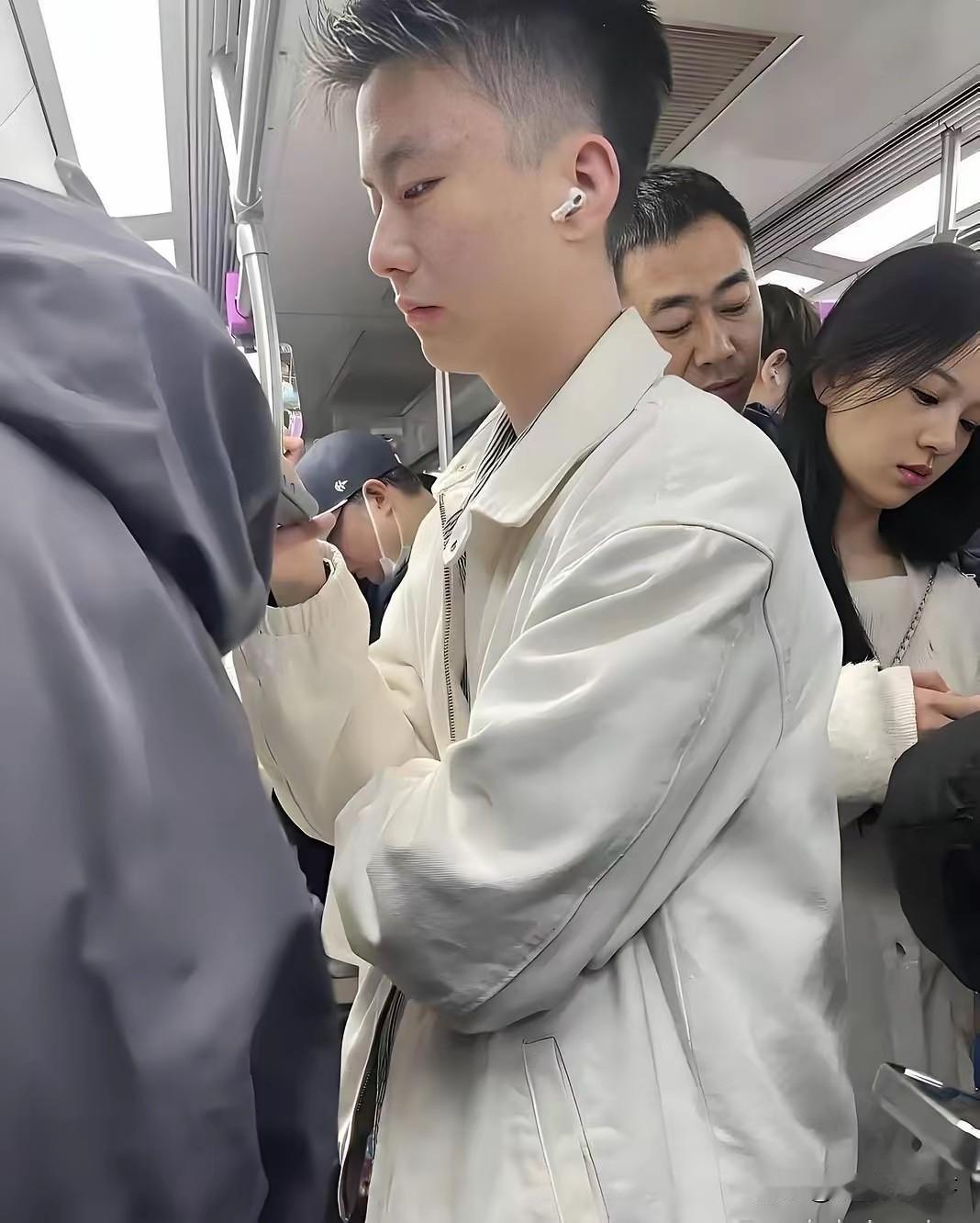 如果我没有猜错，他们是刚处的，在热恋期吧？