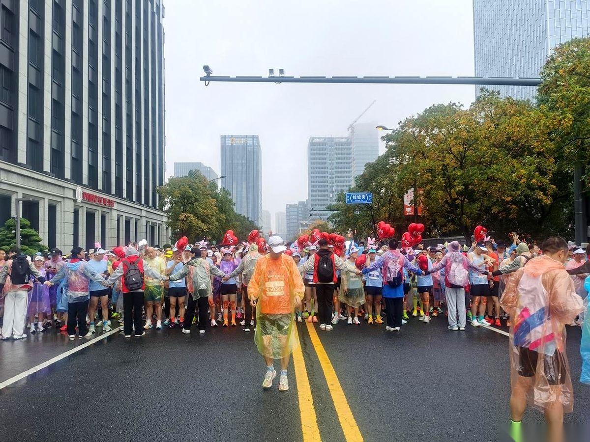 早上7点，无锡。天是阴的，雨丝是冰的。几万人挤在起跑区，瑟瑟发抖，嘴里哈出的全