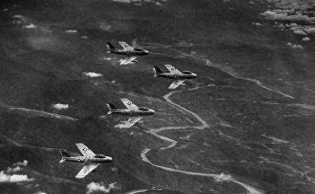 1951年，志愿军空军飞行员驾机返航途中，无意间向云层下方瞟了一眼，不禁惊出了一