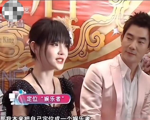 终于懂了！大S护黄晓明这一幕有多戳人翻到早年《泡沫之夏》的采访，真的被大S狠狠圈