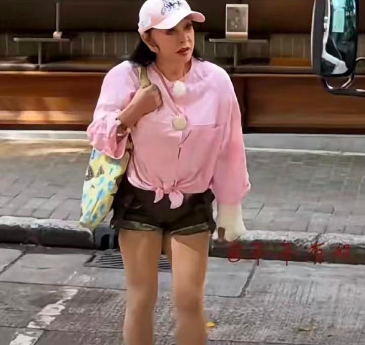 71岁刘晓庆穿破洞短裤配粉衬衫，街拍一出，年轻人直接看傻了。她不问年龄，只问心