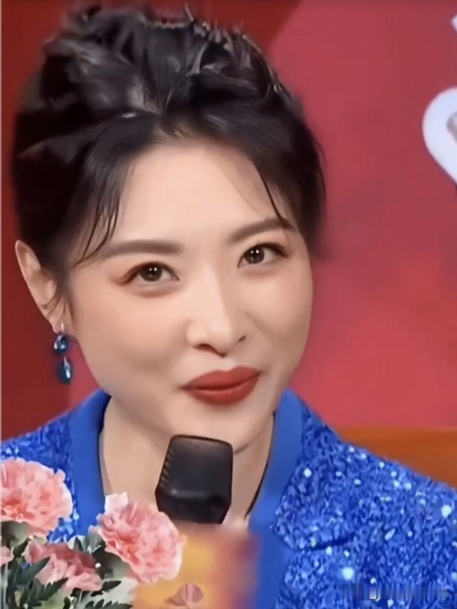 连续16年主持央视春晚，周涛端庄大气，声音是“国泰民安”的年味符号。如今跨界演员