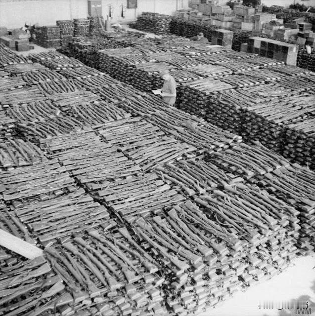 这张照片记录了1945年二战结束后，德国军队在挪威投降，盟军清点并缴获的德军武器