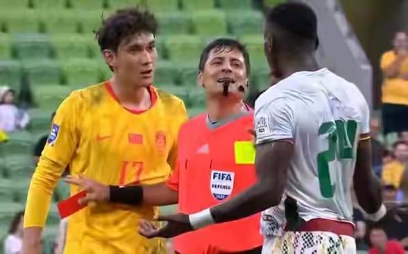 说起拜合拉木，我先总结下：这小孩儿年轻，身体是真壮实，跑起来跟不要命似的，场上逼