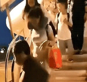 飞机安全规矩，乘客就是不听你敢信？空姐嗓子都喊哑了，苦口