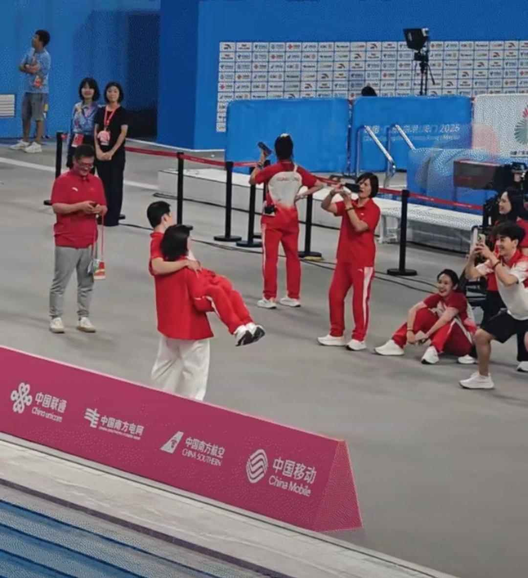 看到全红婵一把轻松抱起陈艾森拍照的画面，我直接麻了！全红婵这小小的身板，居然力大