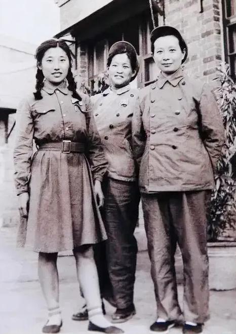 1937年，民团大队长王学文突然发现一20岁女兵，昏倒在家门口，他四下看看无人，