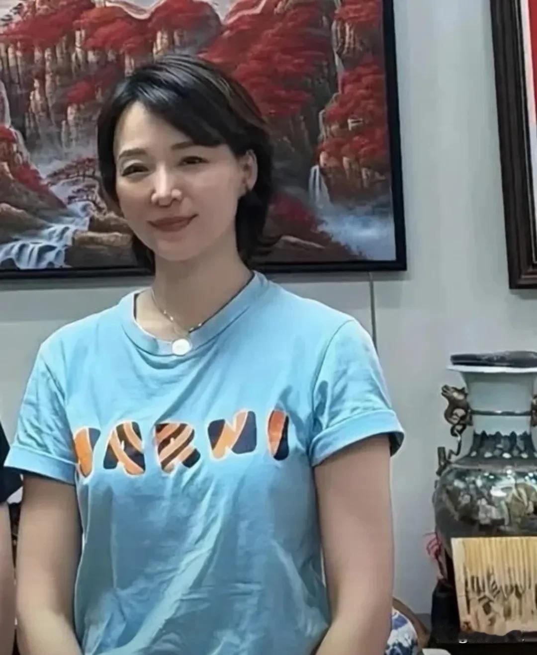 53岁董卿现身机场无人识！边走边拉伸的样子，像极了中年邻家阿姨！近日，有网友