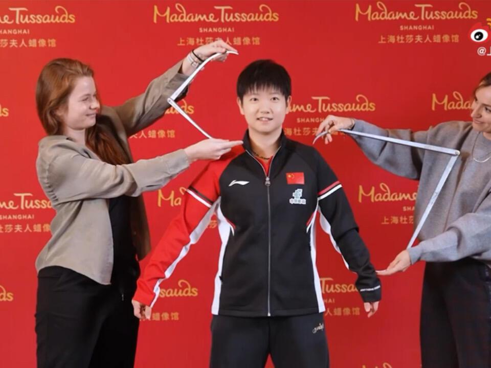 莎莎凭实力，到了上海杜莎夫人蜡像馆，咖位不说，就有很硬的实力！莎莎签名的样子好