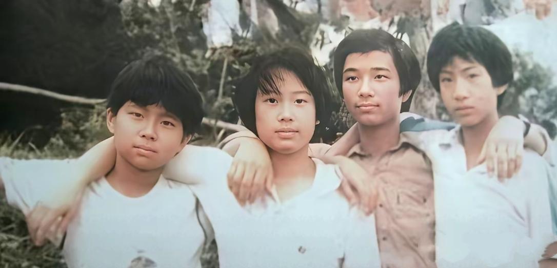 有人说黎明十几岁时一点儿都不帅，看上去鞍鼻长脸，面庞发腮，眉膀眼肿，缺少男孩子的