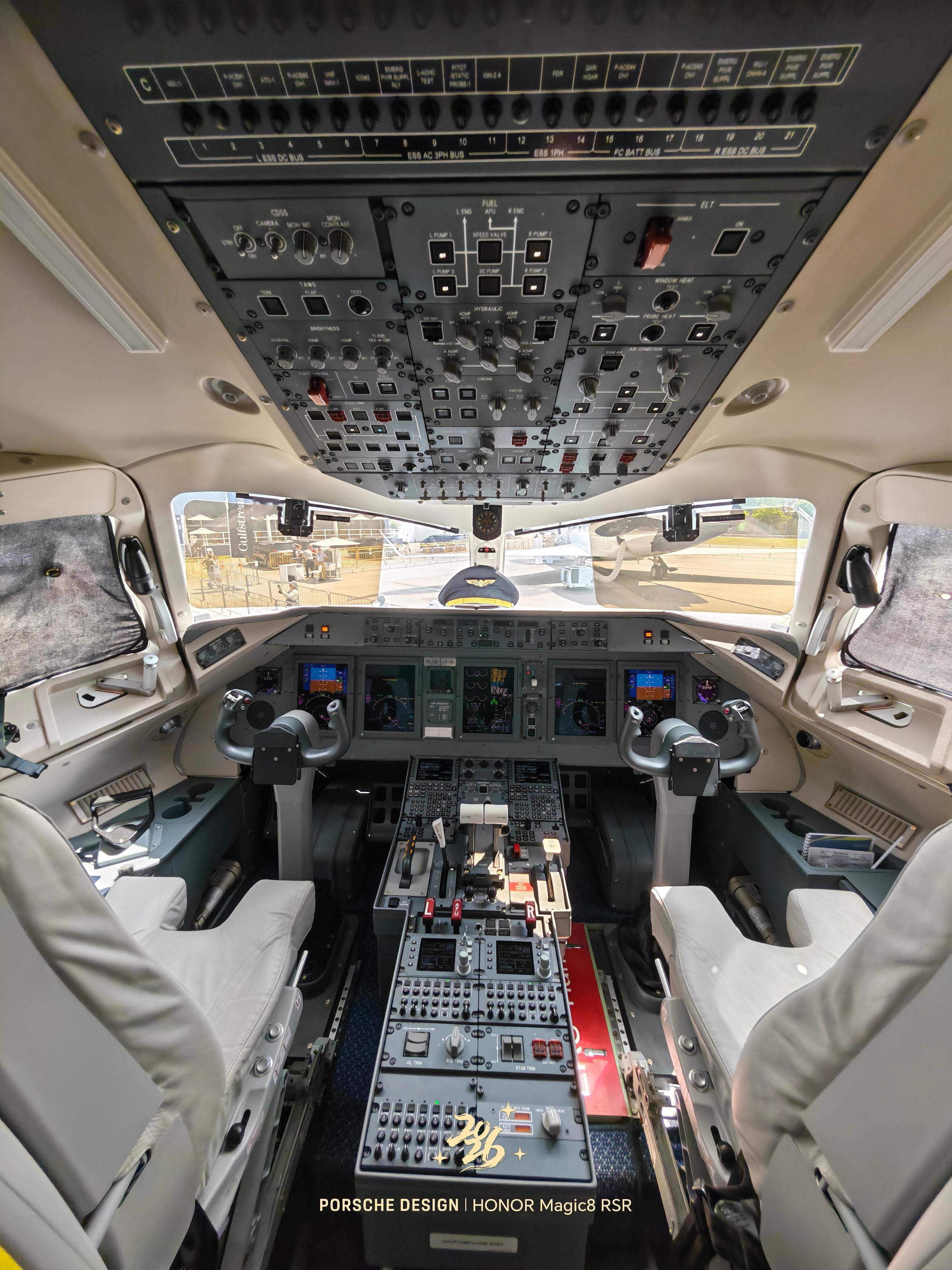 虽然看不了C919的驾驶舱，但是能看隔壁C909的，图二的“大鼻孔”