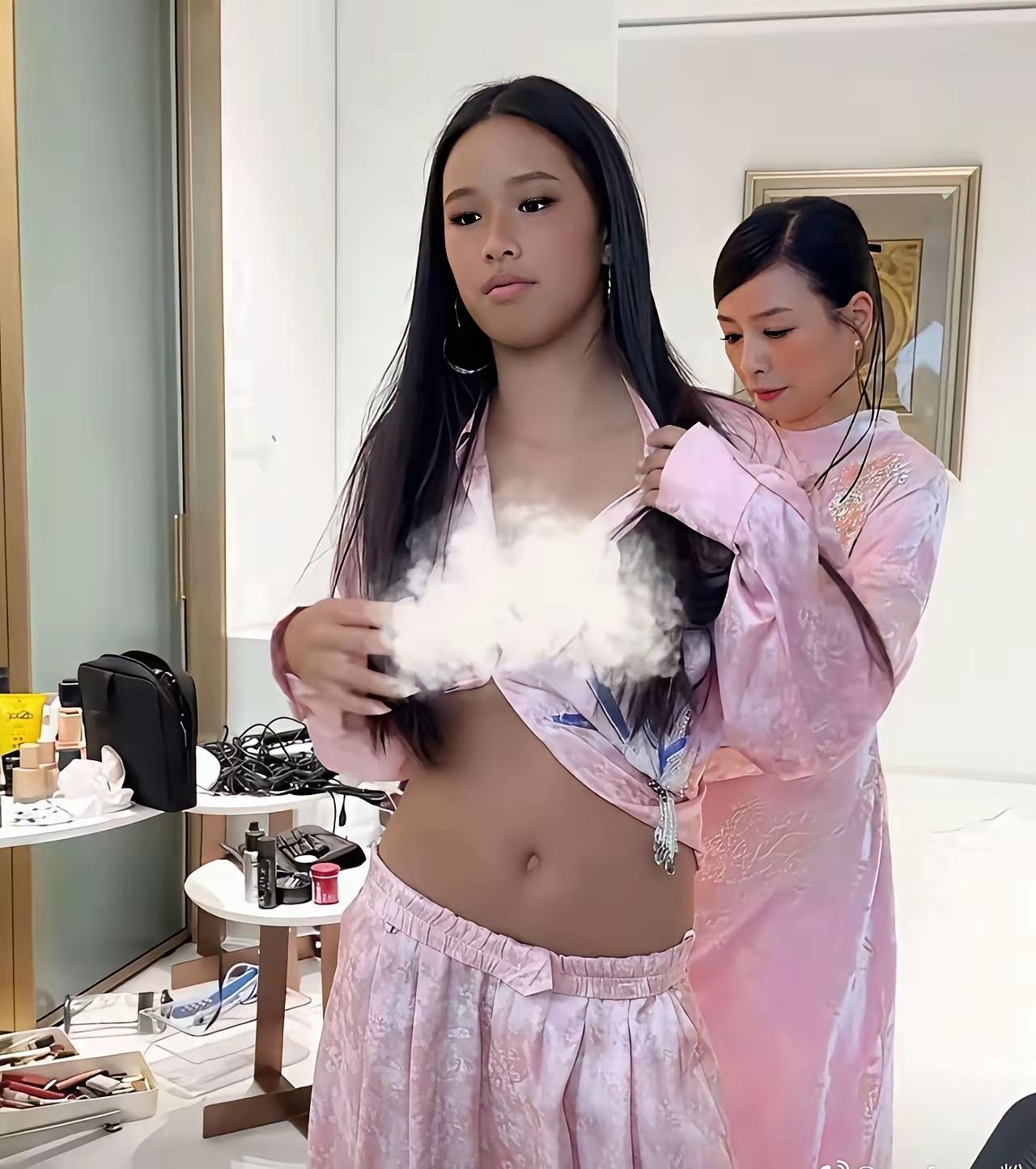 传销翻车还敢高调复出？张庭这全家福看得人浑身别扭，女儿衣衫不整的像个憨憨。