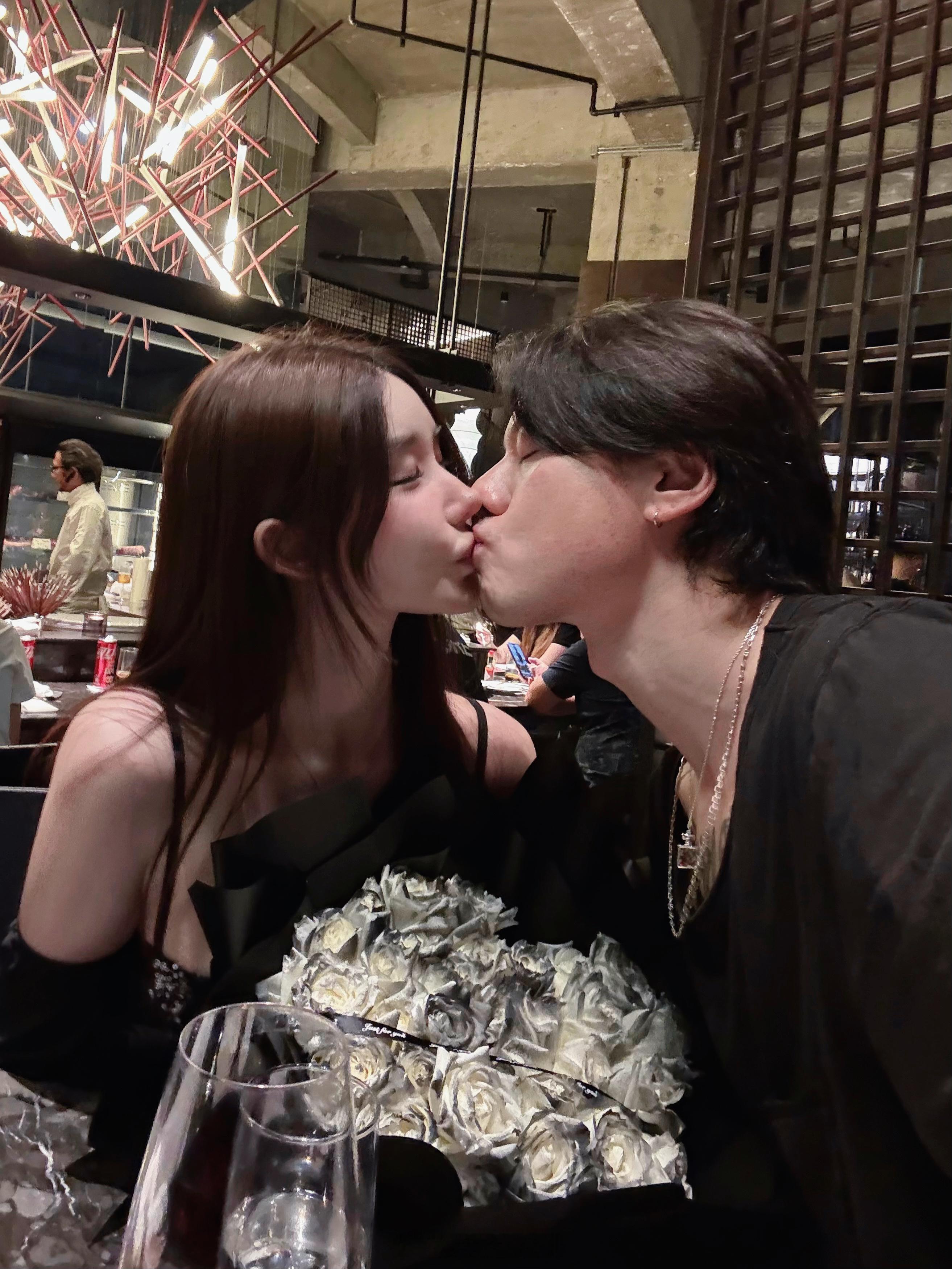 七夕快乐👩🏻‍❤️‍💋‍👨🏻饭吃到一半变出一束花和礼物🤣搞这些[d