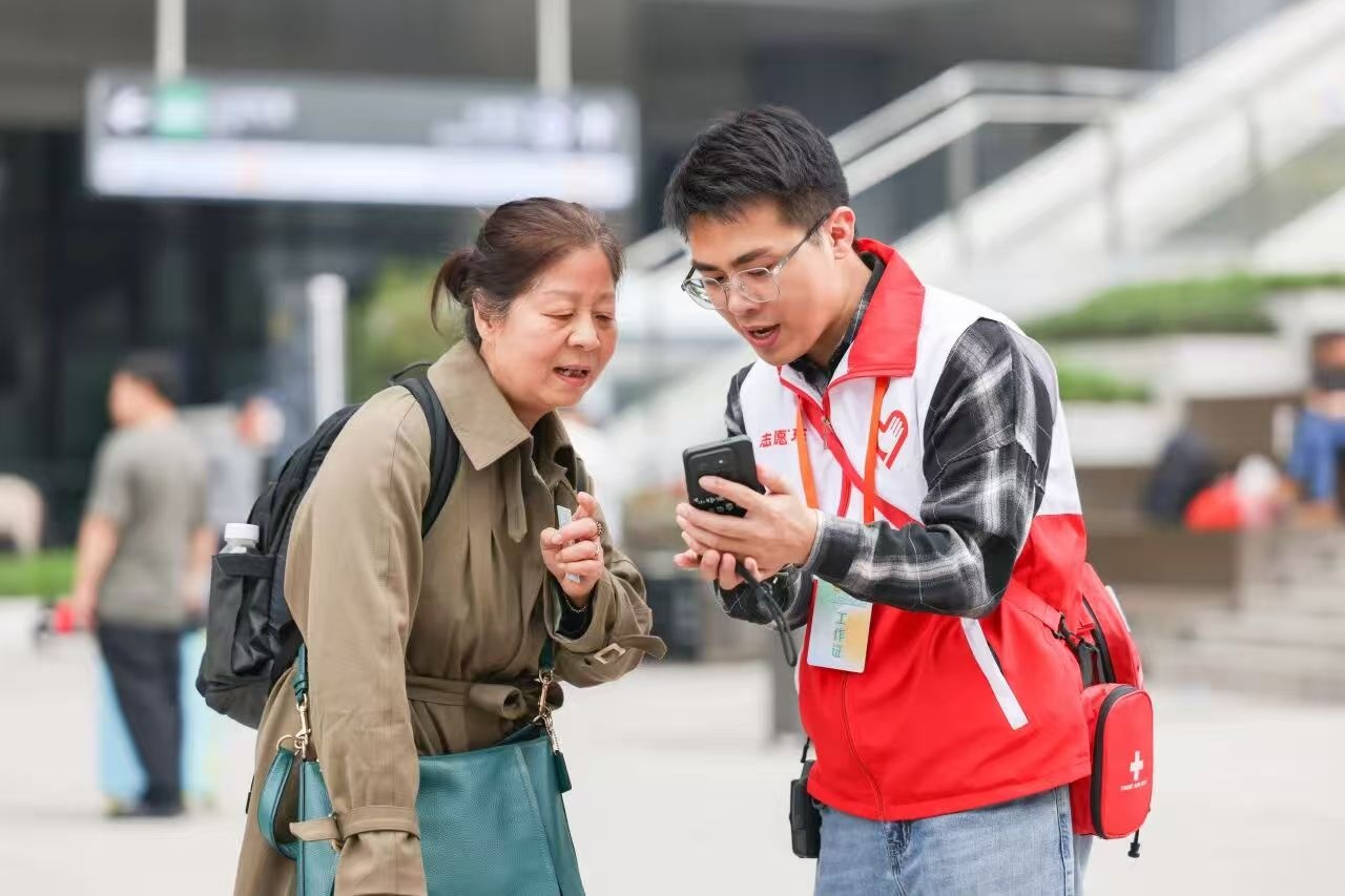 广州白云站‘志愿红’暖冬行动守护春运团圆路