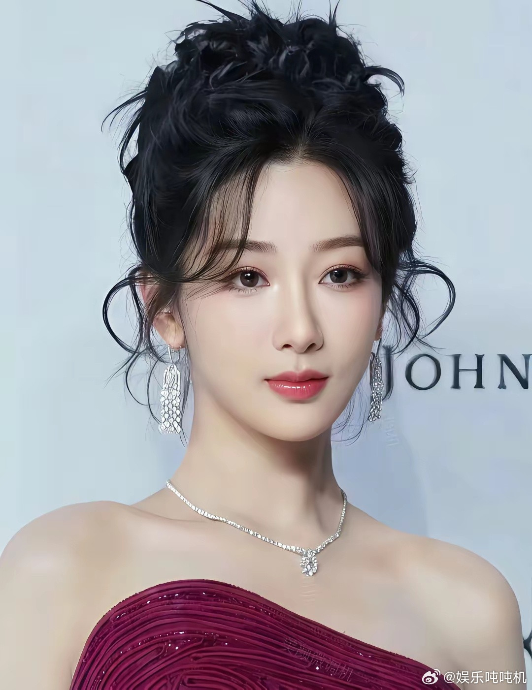 有些女人天生就是当大女主的命。​你看看女演员杨紫就懂了。​她1992年出生，是家