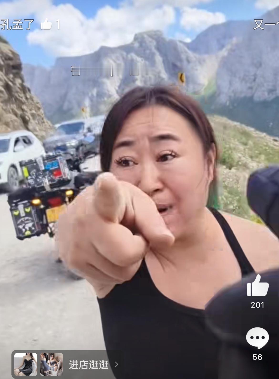 奔驰车逆行把摩托车骑手逼到护栏悬崖边，骑手敲车警告，女子副驾驶下车踹人，凶的很，