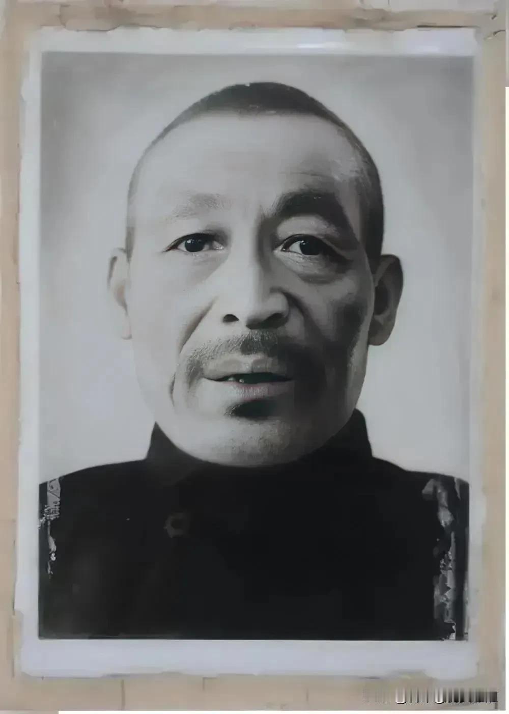 1949年，杀了3000多名红军的韩起功逃入祁连山，解放军搜寻多日无果，这时，一