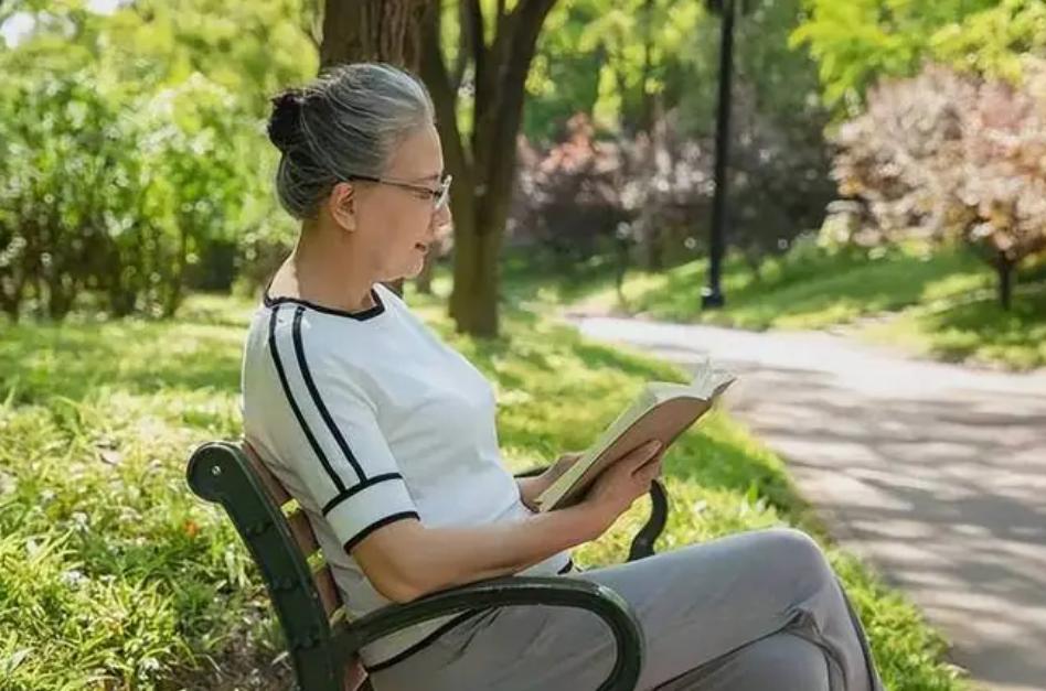 咱们老一辈人身上，常带着个改不掉的习惯：就是死活闲不下来。听到一句特别扎心的大