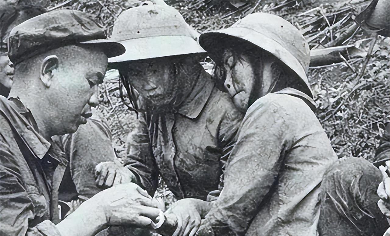 1979年3月8日，我军活捉6名全裸的越南女兵，经我军保卫部门查实，6名女俘为越