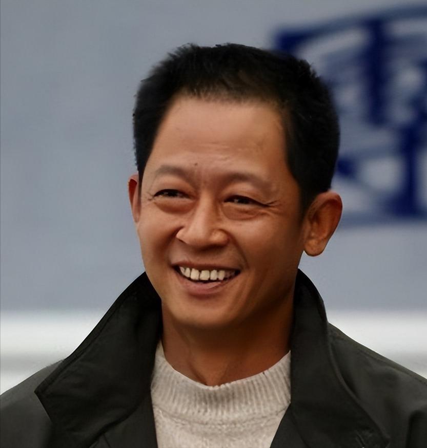 王志文成名后带母亲去豪华饭店，点菜时母亲问服务员：“大闸蟹多少钱一只？”服务员笑
