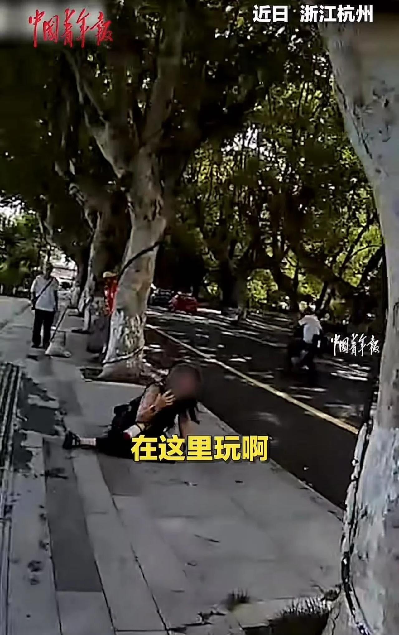 “救命啊，我的小孩找不到了！”浙江杭州，女子在公园边上崩溃大喊说儿子走丢了，巡逻