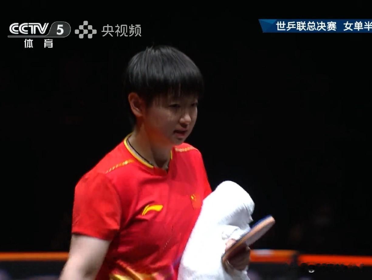 看孙颖莎难过的表情，真让人心疼[笑着哭]面对伤情，她在第五局突然加快了发球节奏和