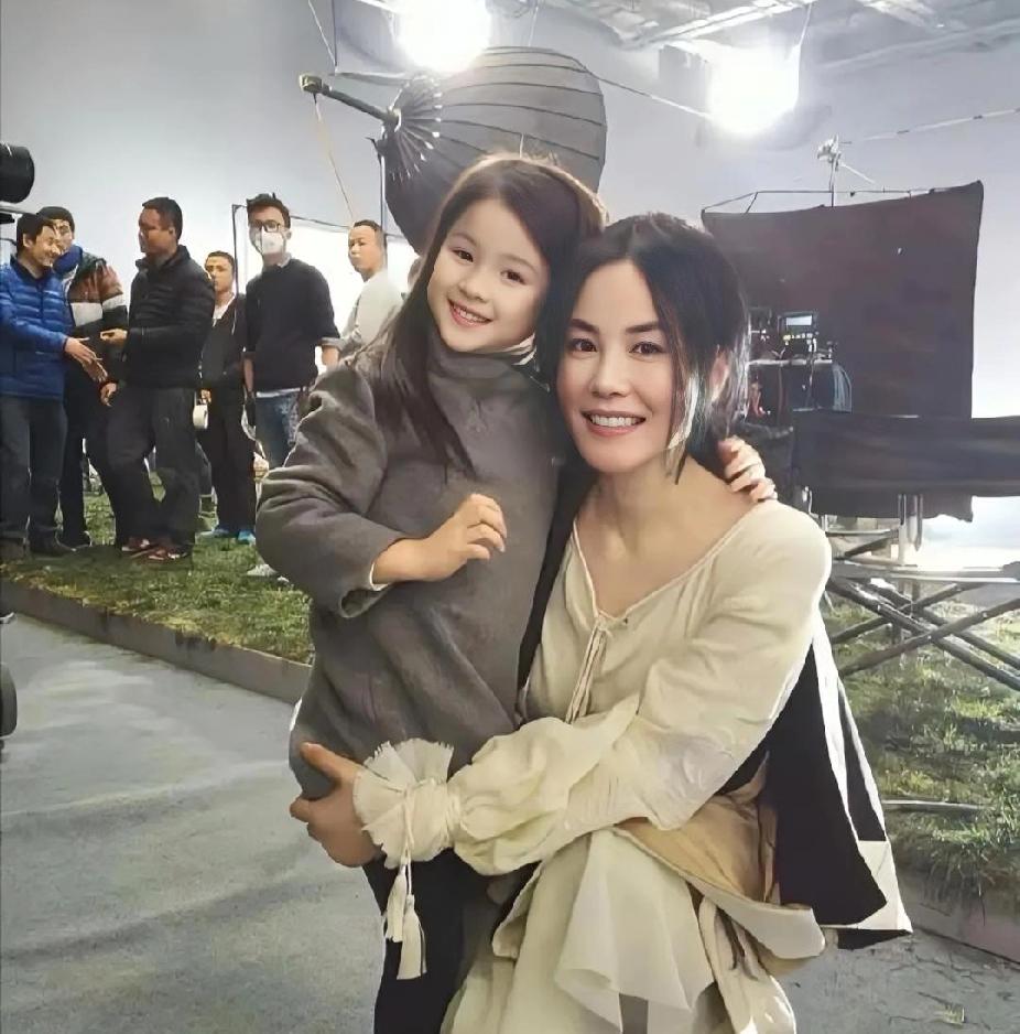 王菲片场抱娃太暖了！松弛感女神藏不住的温柔✨刷到这张旧图真的被戳到了！菲姐