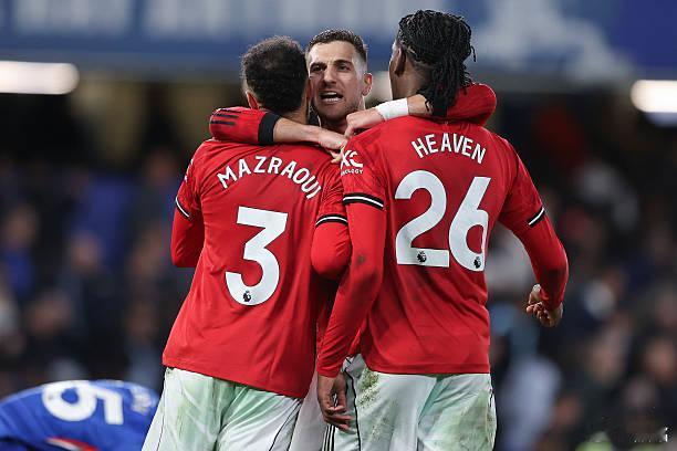 切尔西0比1曼联曼联的三大中卫因为停赛和伤病缺阵，卡里克安排了马兹拉维客串中卫