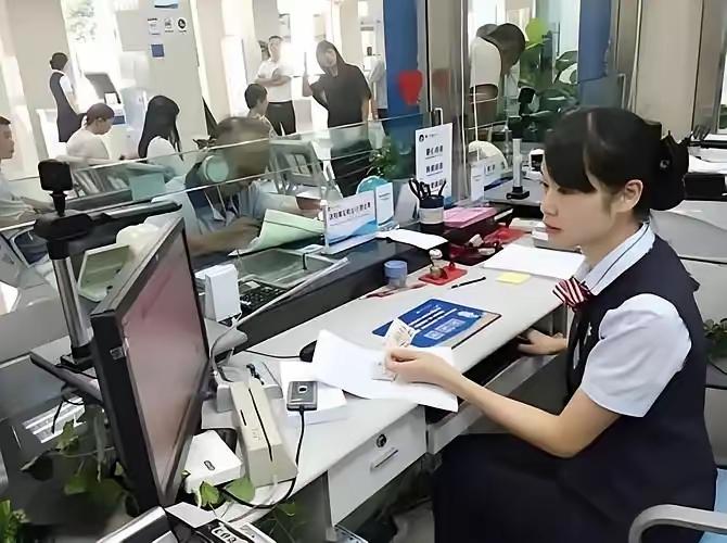 又到毕业生上班高峰。有人问:银行职员属于什么编制？多数属于国企甚至央企的员工