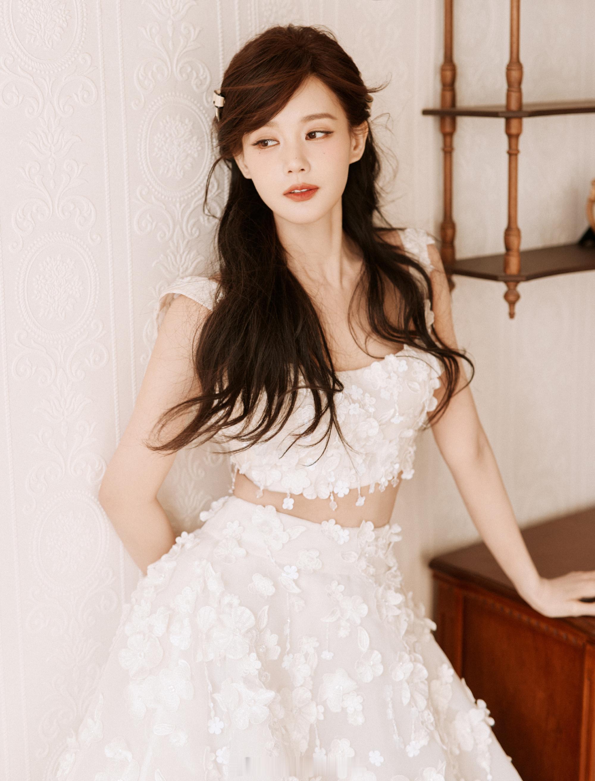 李一桐纯白花嫁轻灵花落