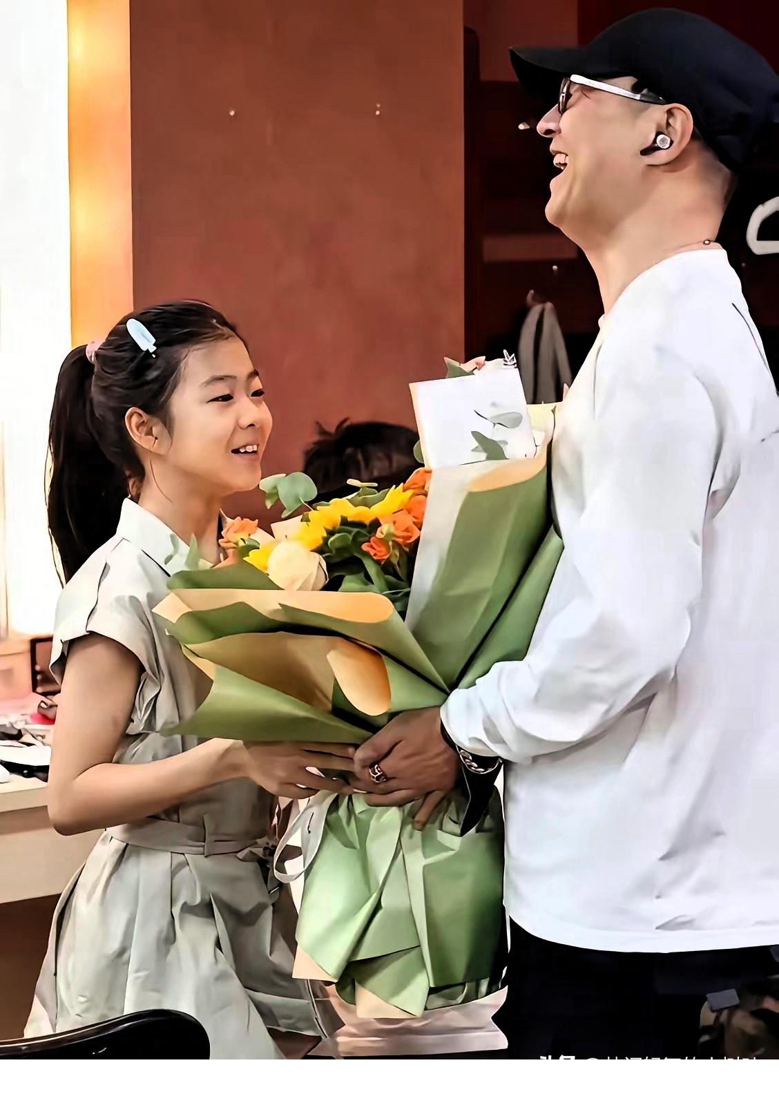 汪峰这回，是真的让所有人闭了嘴。 当初离婚时，章子怡毫不犹豫把女儿醒醒留给汪