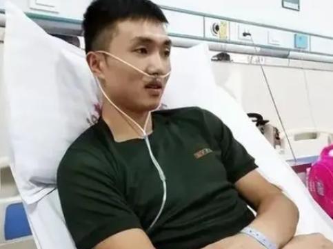 2019年，退伍军人尹文杰在抓小偷时，突然看到了小偷长相，他吃了一惊赶紧松手，却