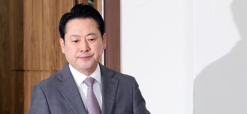张东赫：绝不可能与韩东勋同台从政！国民力量党代表张东赫正在加大对党内“亲