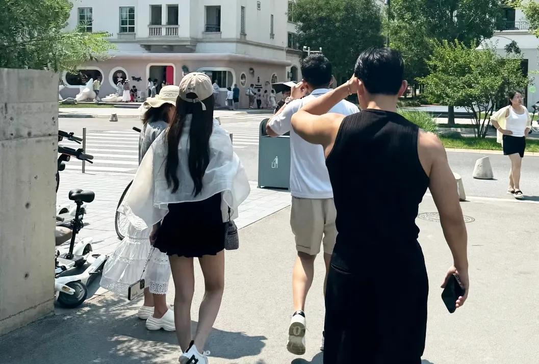 汪小菲和马筱梅在河北阿那亚度假，她俩真的很会享受生活！这个季节去海边逛逛蛮惬意的