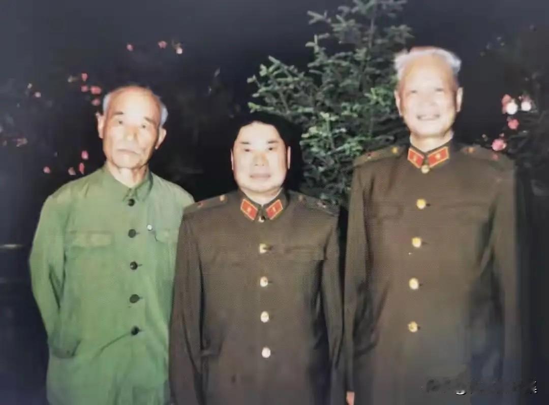 1986年春节，解放军总参谋长杨得志将军（中）与国防大学校长张震将军（右一），总