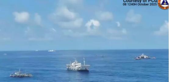 菲律宾一头撞上中国“枪口”，侵闯黄岩岛后，发现解放军正实弹演习！ 据菲律宾方