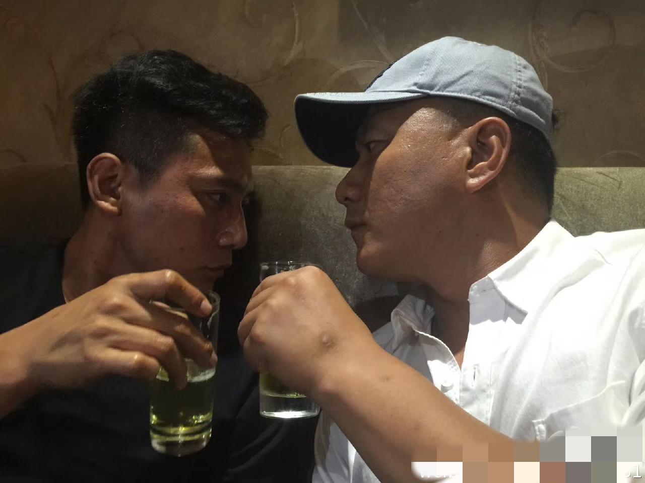 娱乐圈最神秘的一对关系，还得是刘烨胡军。当年《蓝宇》一部戏，把两个血气方刚的男演